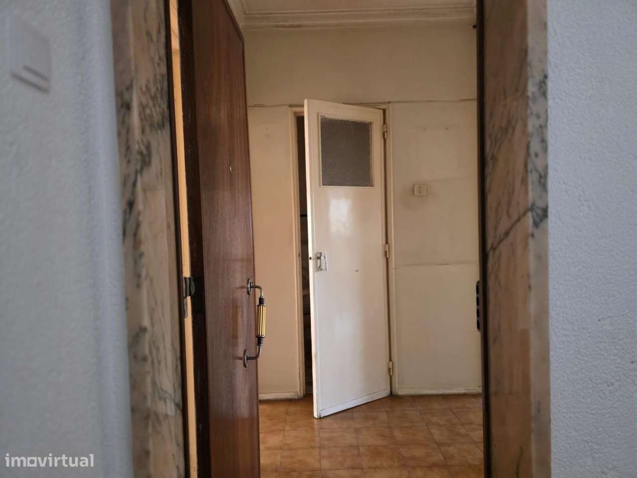 Apartamento T2 para Remodelação Total em Benfica-16