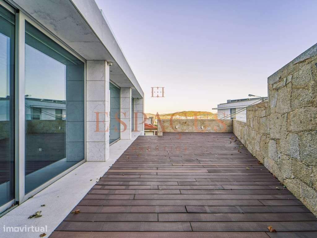 MORADIA COM PISCINA INTERIOR COM VISTA PARA A CIDADE E O RIO - Grande imagem: 4/27