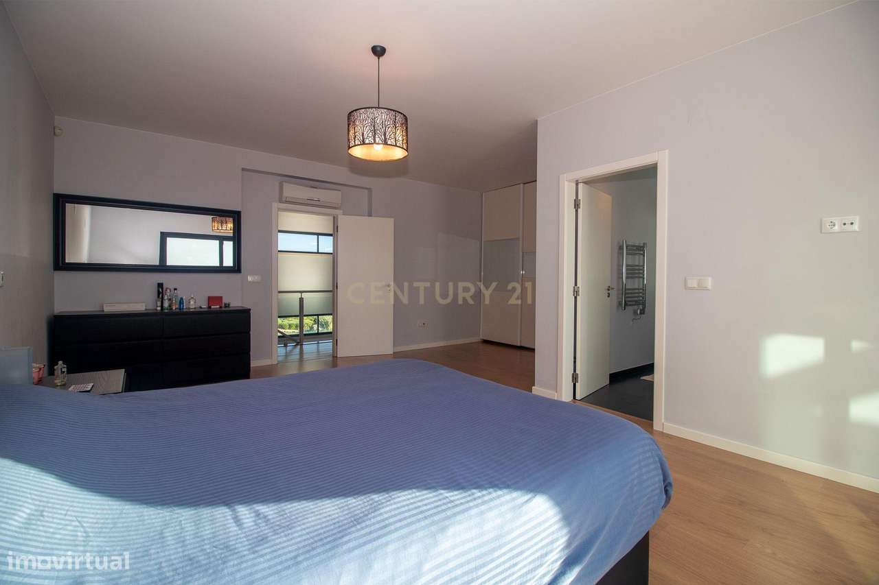 Viva o Luxo à Beira-Mar: Moradia Espetacular T5 com Piscina na Deslumb-44