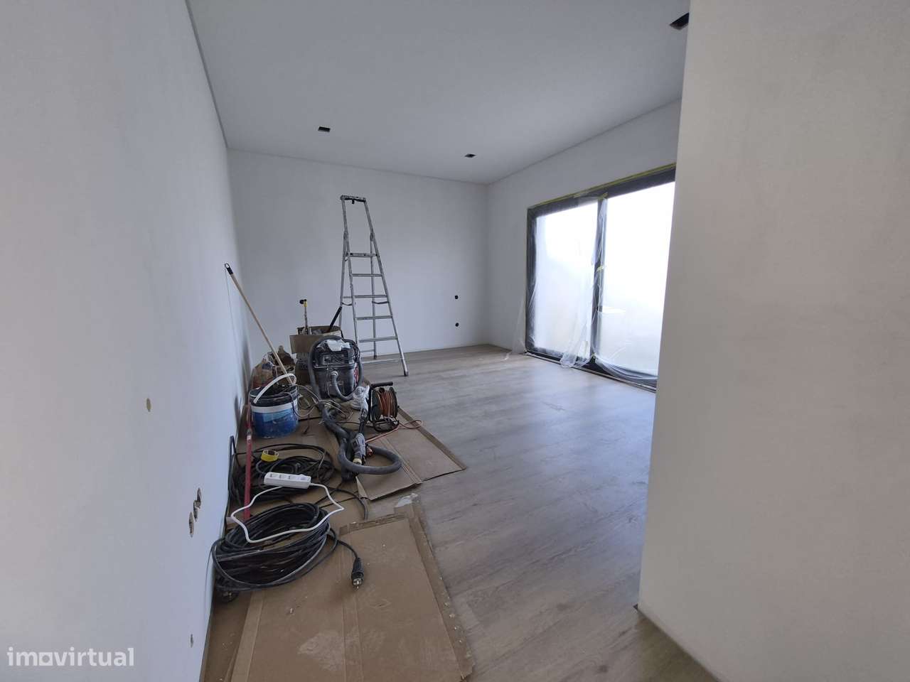 Moradia T3, térrea, geminada com garagem e jardim. Fração "A"-6