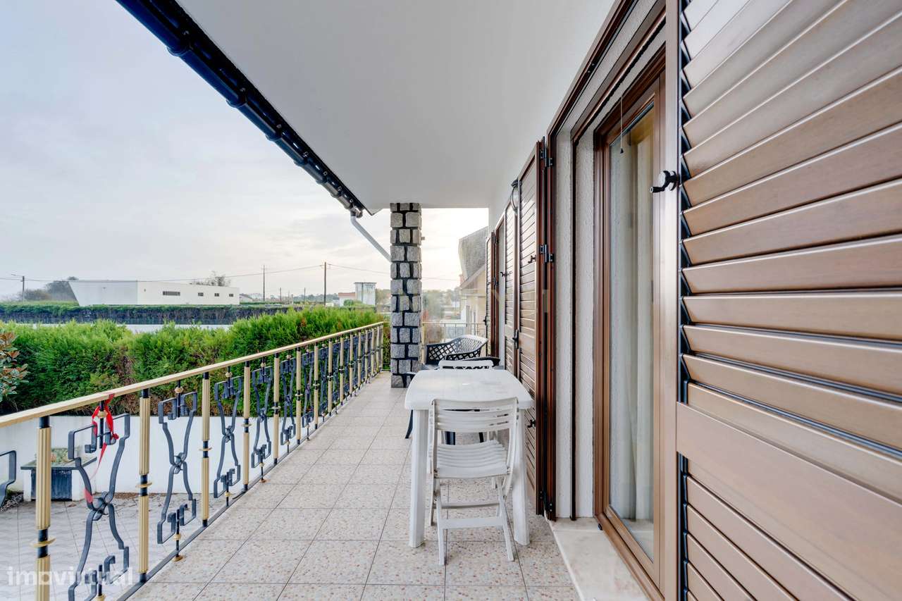 Moradia com um belissimo espaço exterior e praia privada!-23