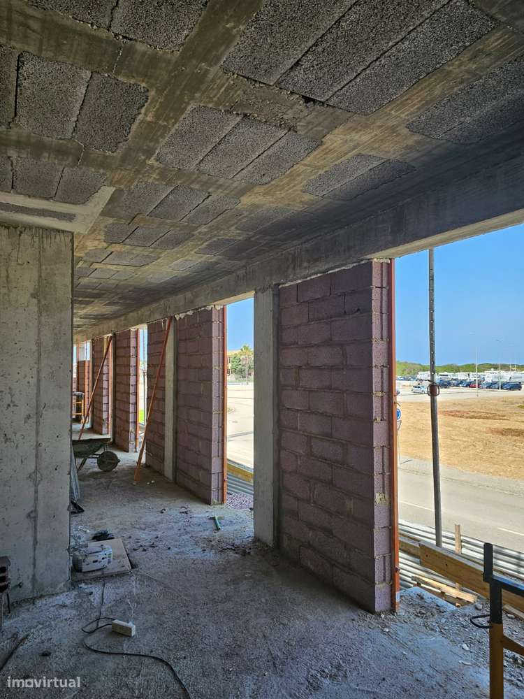 Apartamento T2 novo com piscina e garagem-21