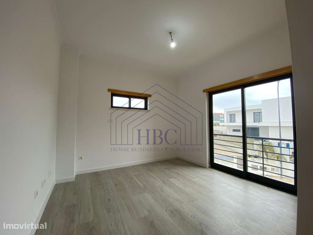 Moradia T5 Moderna e Remodelada no Feijó - Espaço, Conforto e Exclu...-27