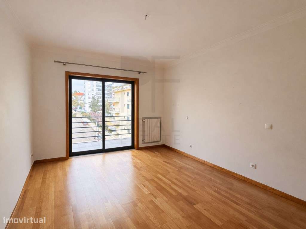 Excelente T3 com suíte, 3 varandas e garagem box em Cascais-22