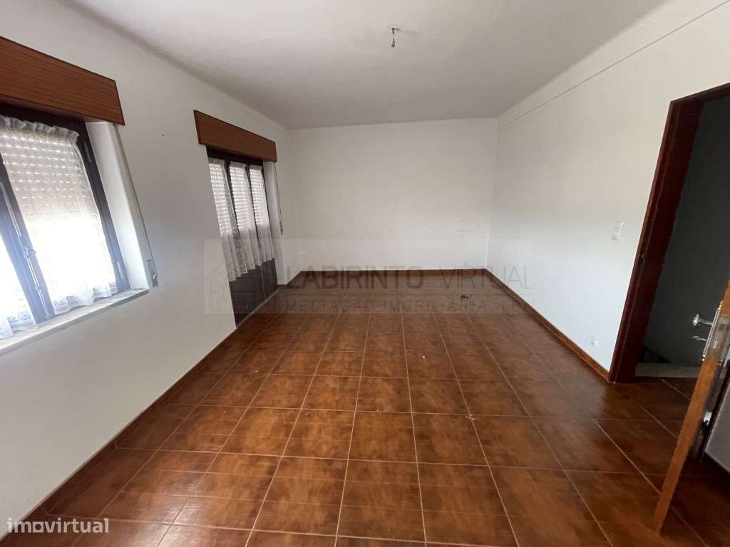 Vende-se Moradia V2+1 no Vimeiro - Lourinhã.-8