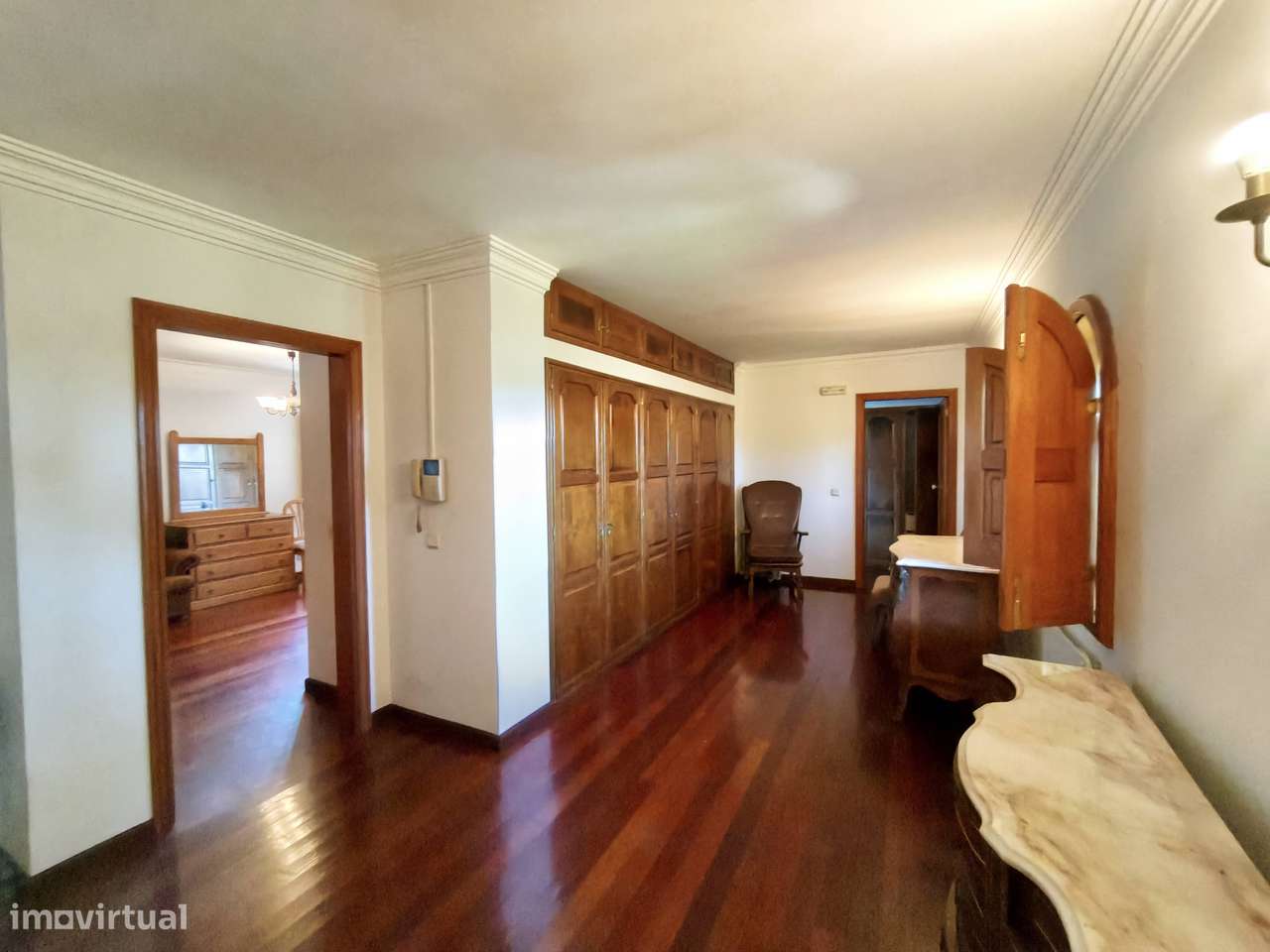 Moradia T4 com piscina e jardins-15