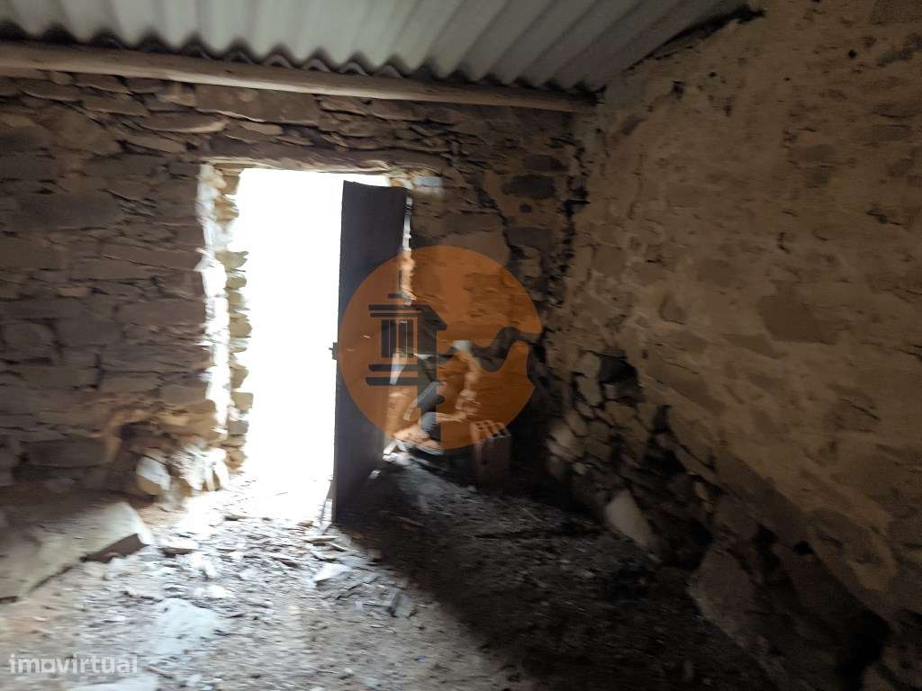 PROPRIEDADE COMPOSTA POR DUAS RUÍNAS - ÁREA TOTAL DE 249 M2 - VISTA... - Grande imagem: 5/35