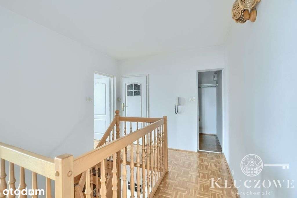 Ul. Pck, dwupoziomowe + m. postojowe w hali-13