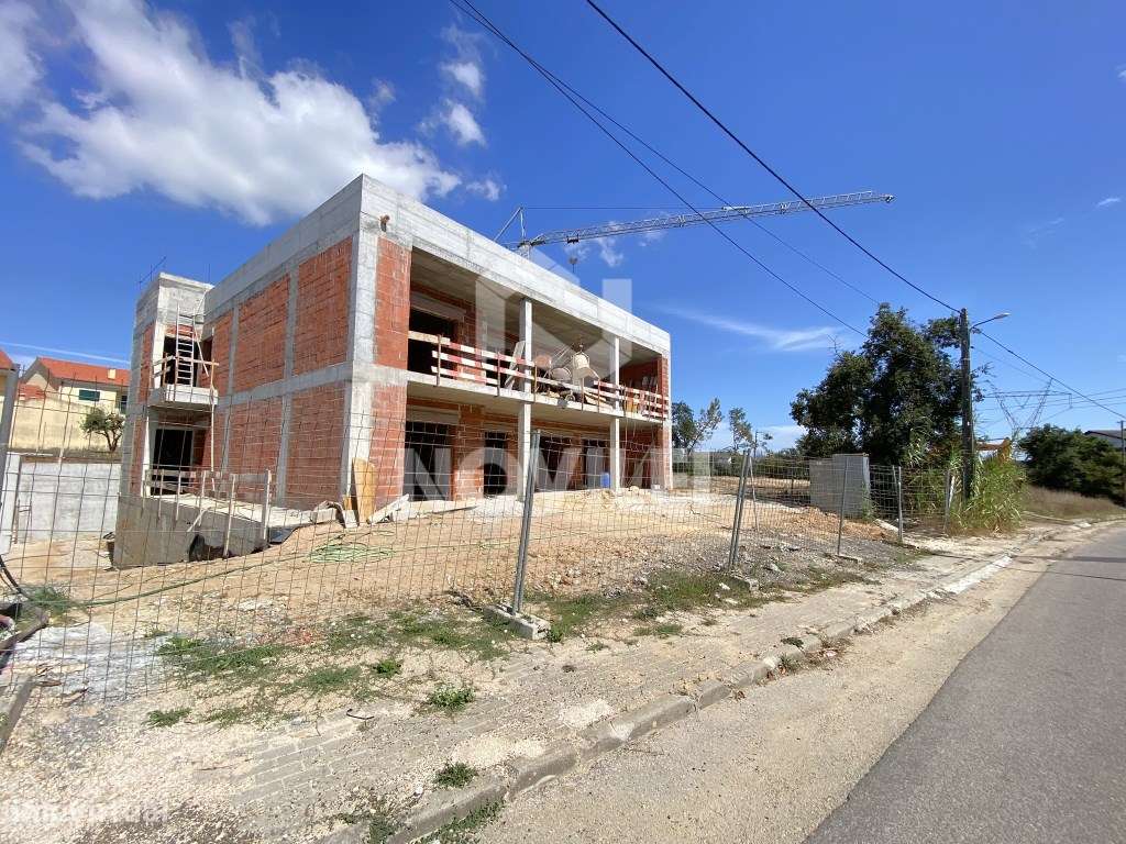 Apartamento T3 c/ terraço em prédio com apenas 4 fracções.-4