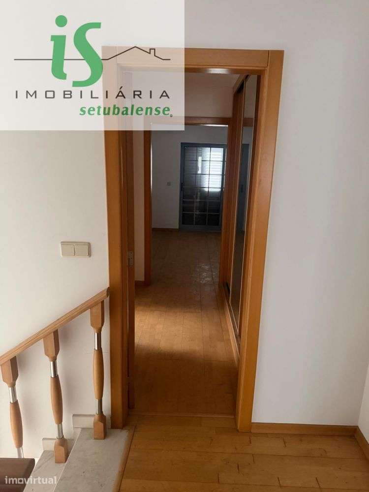 MORADIA T4 NA SOBREDA COM GARAGEM ISOLADA E TERRENO EM GAVETO.-12