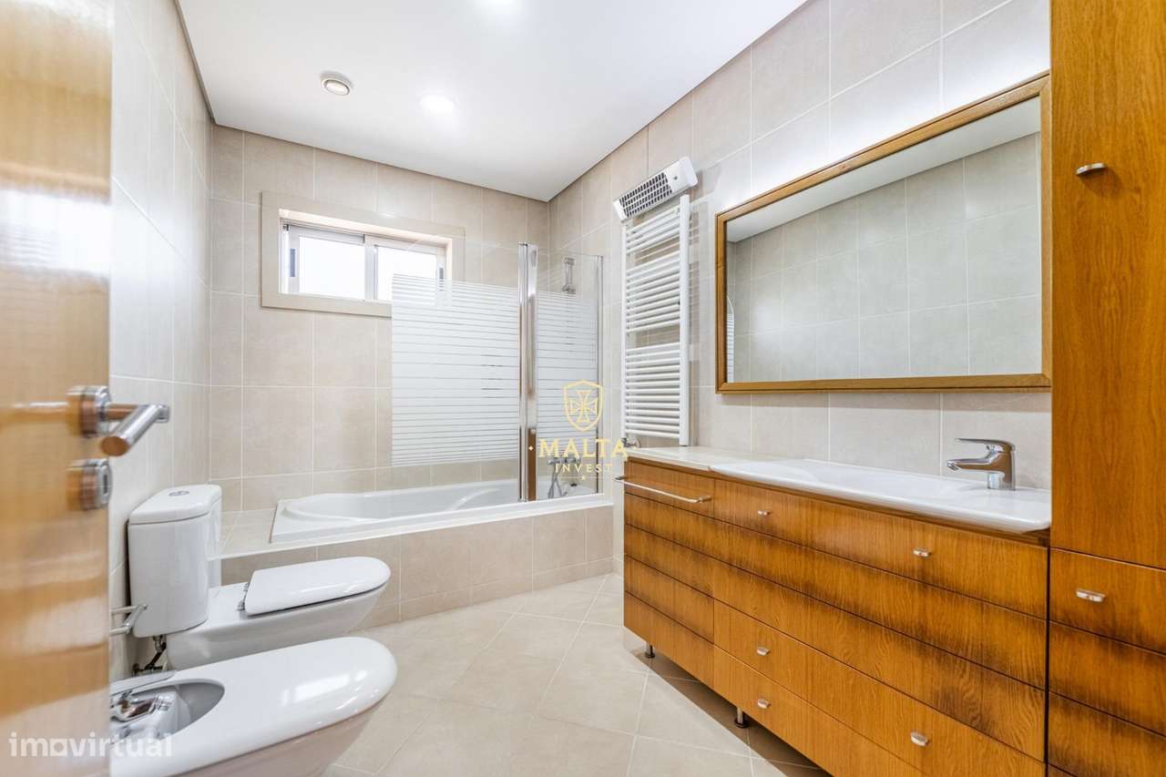 Moradia de Sonho na zona da Falperra!-36