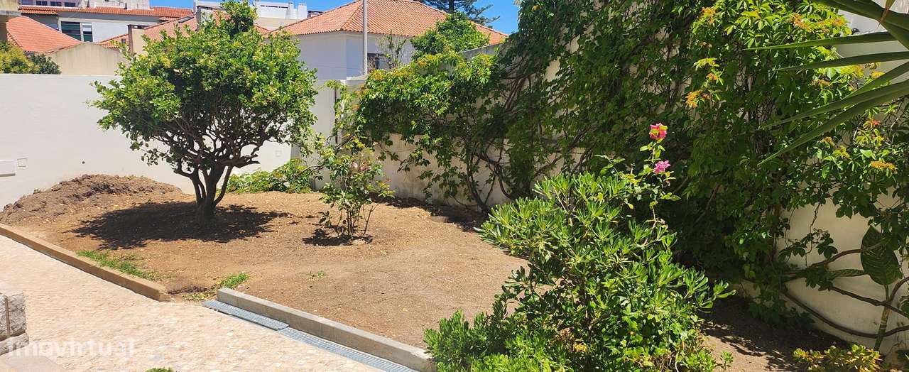 Moradia de Charme Reabilitada no centro da Parede com 434m² de Terreno-45