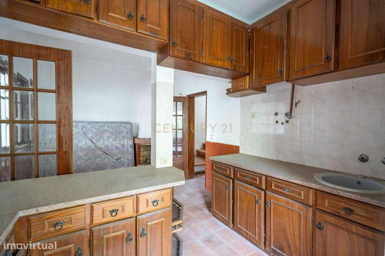 Moradia de dois pisos de tipologia T4 com terreno-2