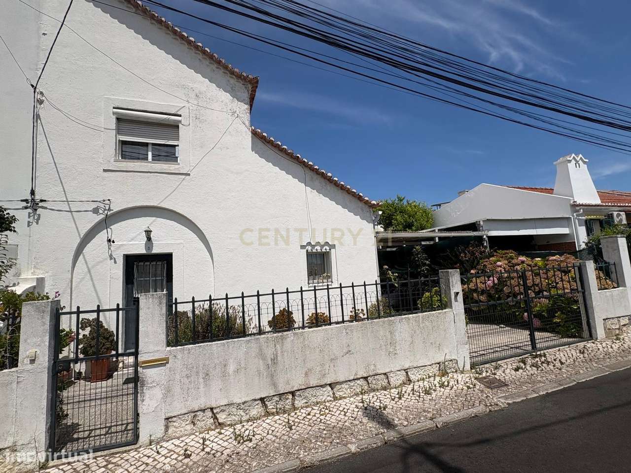 Moradia Geminada em Almada com Estacionamento e Luz Natural-11