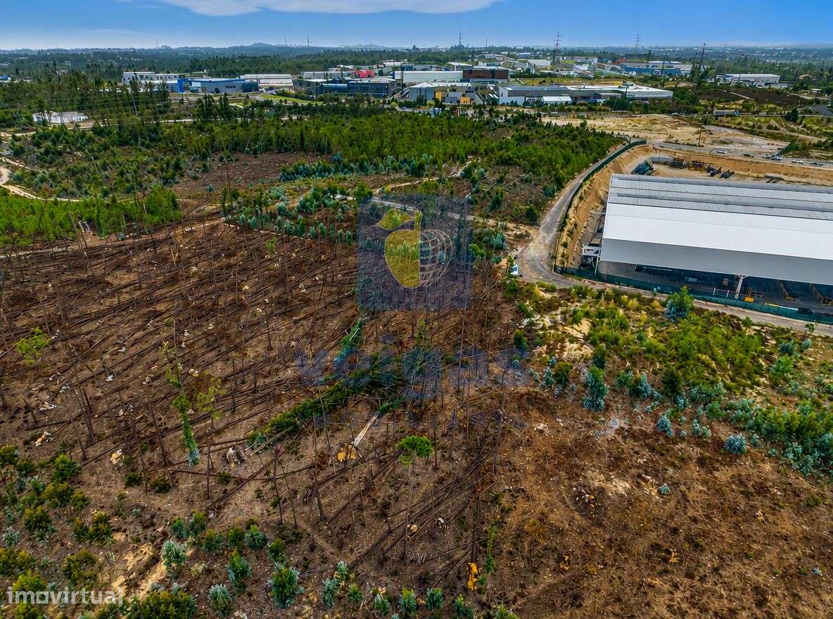 Terreno Industrial com 2568m2 para construção de armazém, indústria ou-2