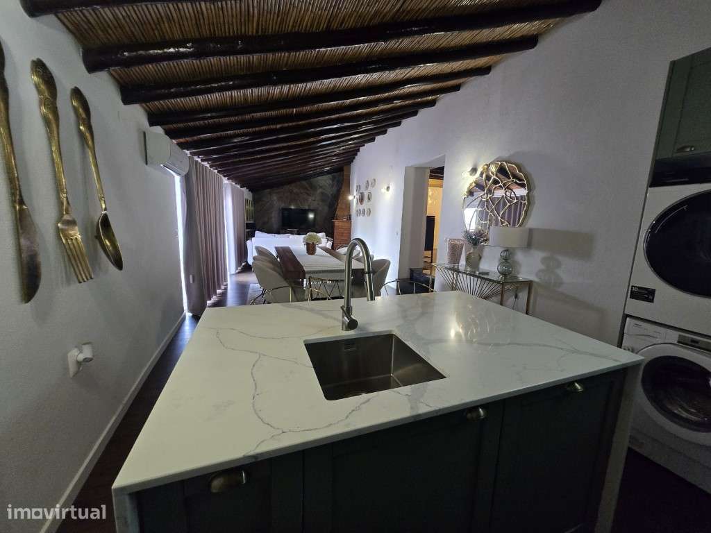 Moradia T5 Moderna com Piscina Aquecida e Garagem para 4 Carros-28