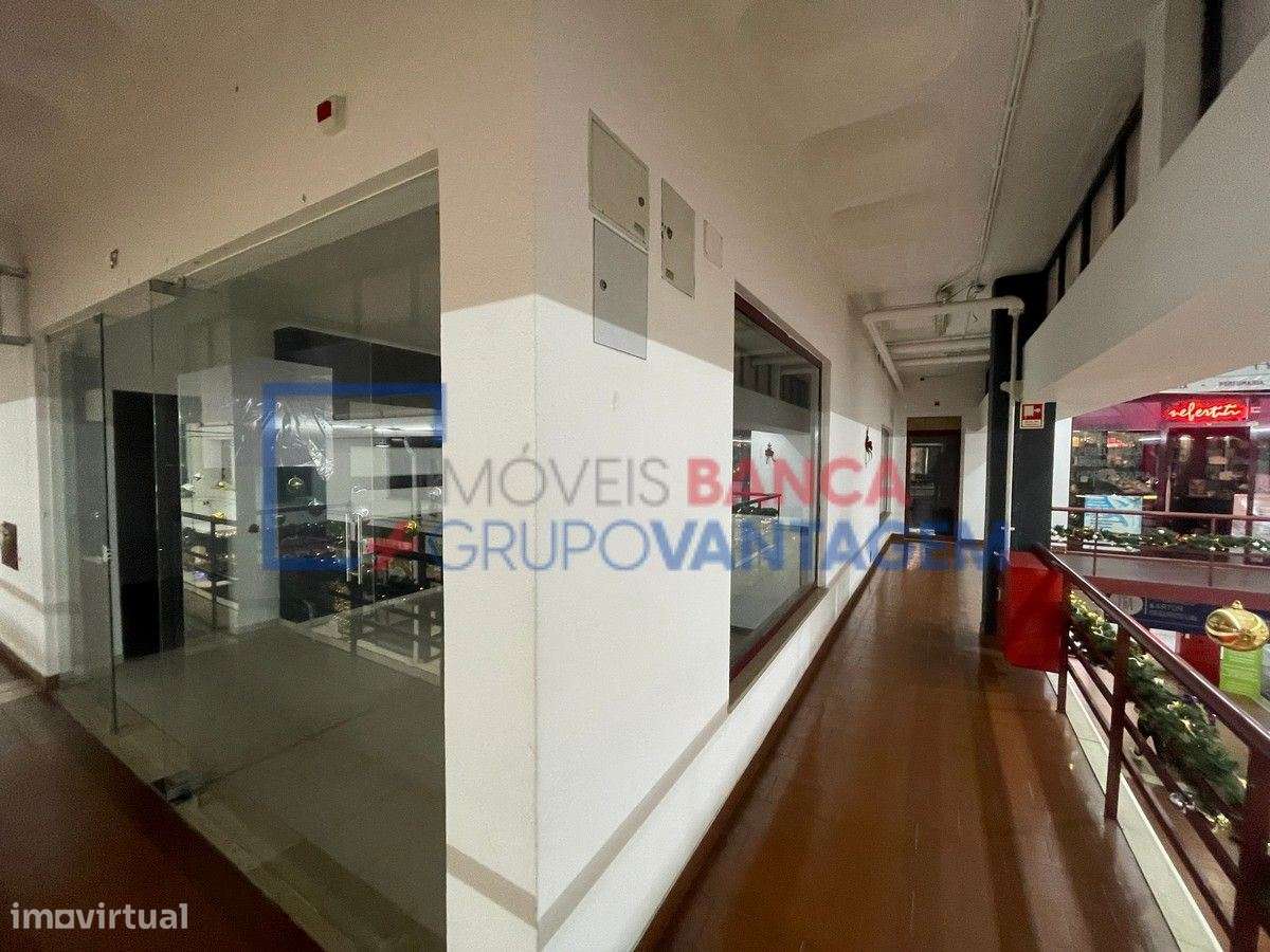 Loja com 98m², localizada no Centro Comercial Fontedeira, em Portal... - Grande imagem: 5/26