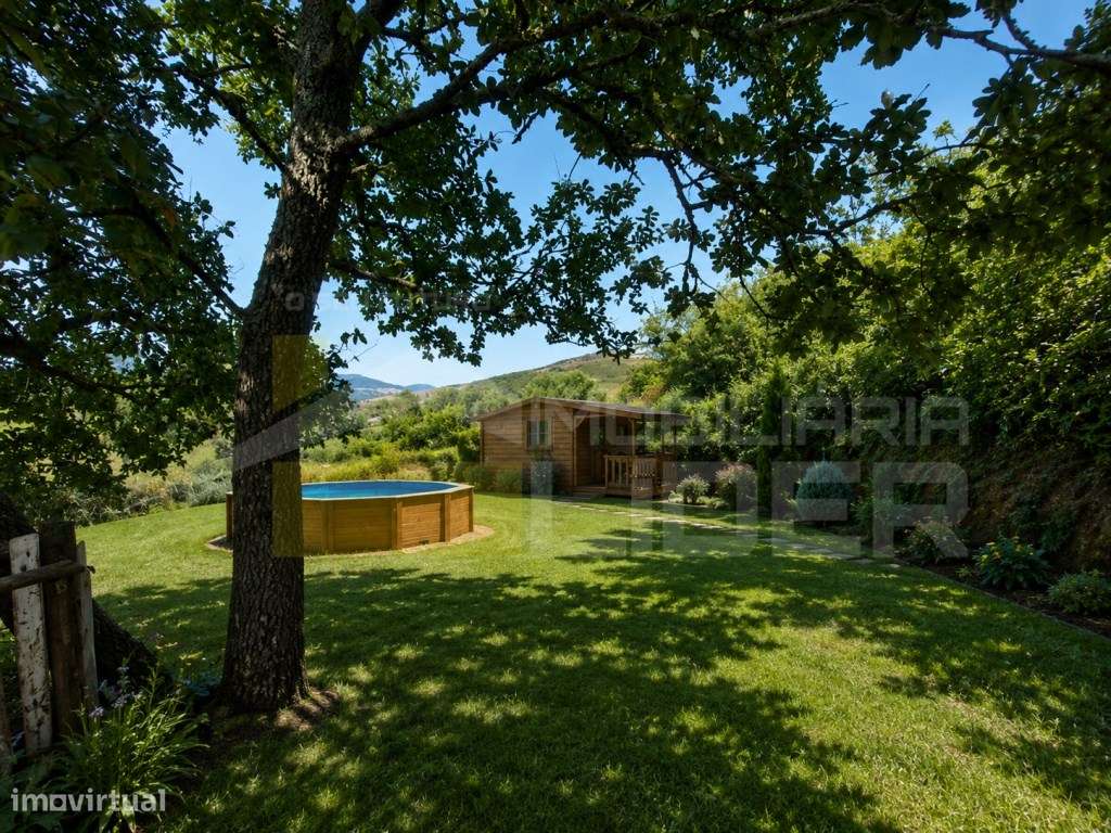 Ruína inserida em terreno urbano com 110m2 +2 parcelas de terreno R...-7