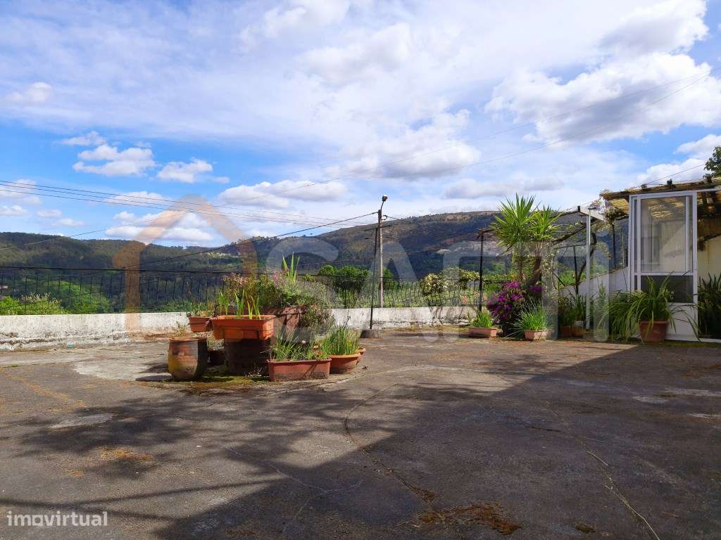 Propriedade constituída por 2 moradias e terreno de cultivo - Grande imagem: 2/19