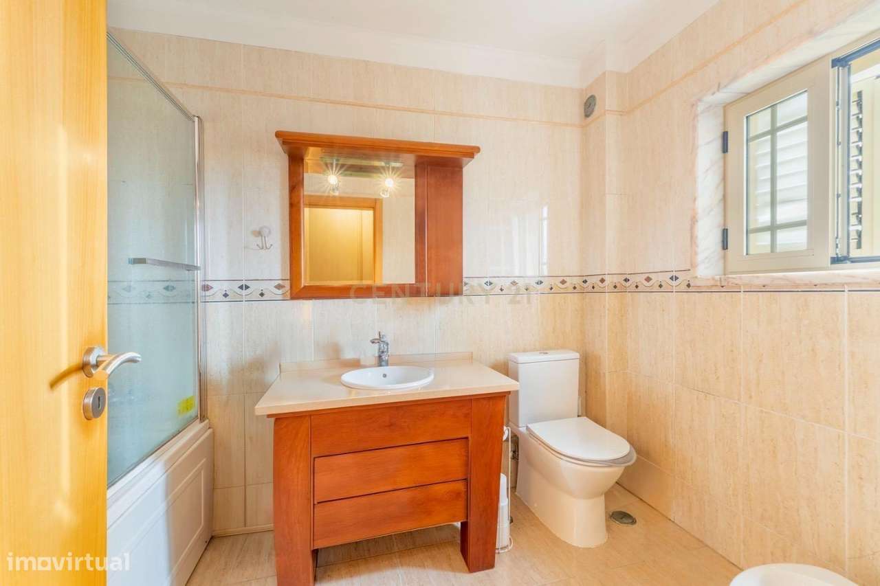 Moradia na Aroeira – Conforto, Elegância e Lazer-9