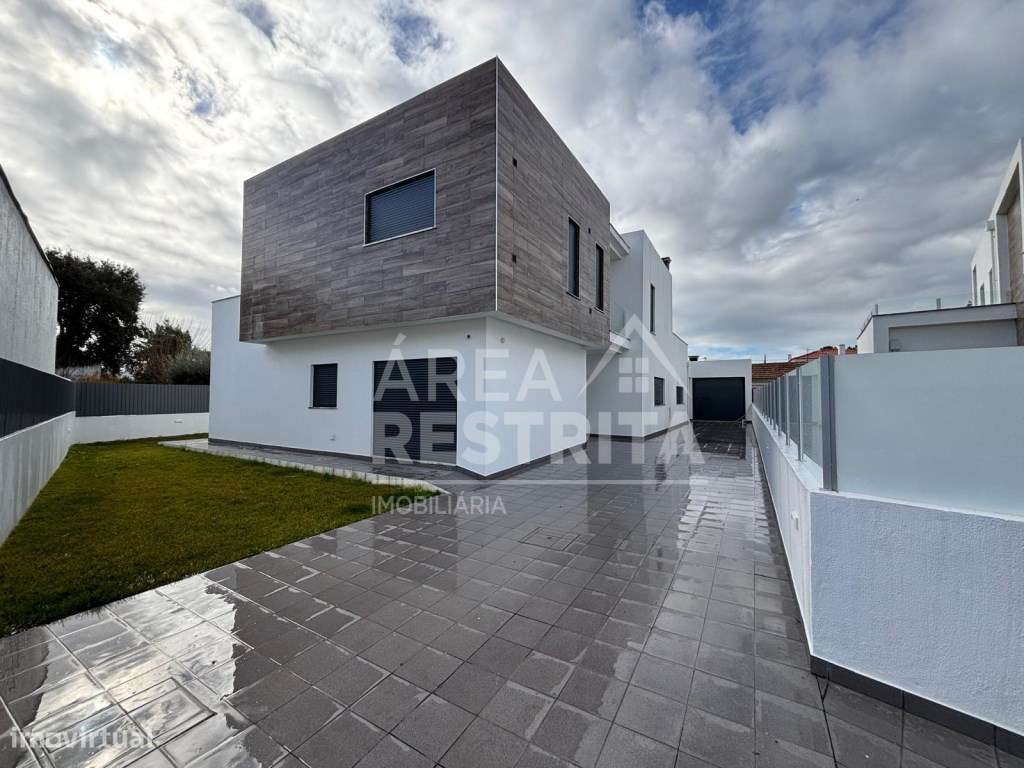 Moradia Isolada T5 Nova Com Piscina Em Azeitao