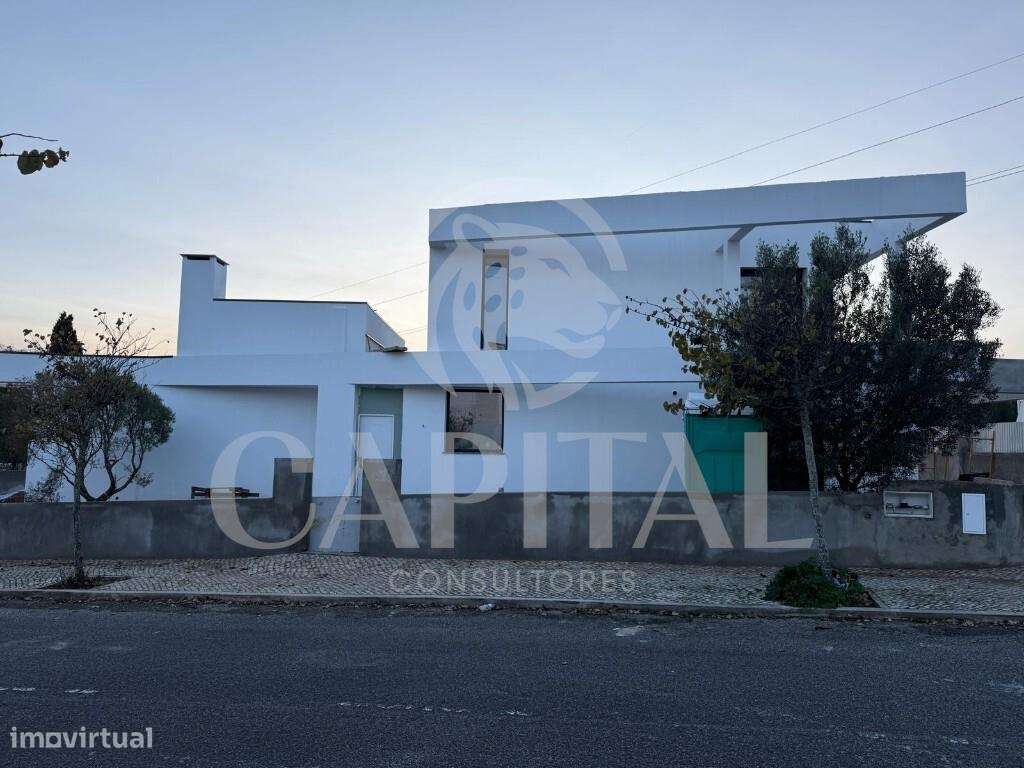 Moradia V3 Isolada com Piscina – Nova – Abrunheira-10