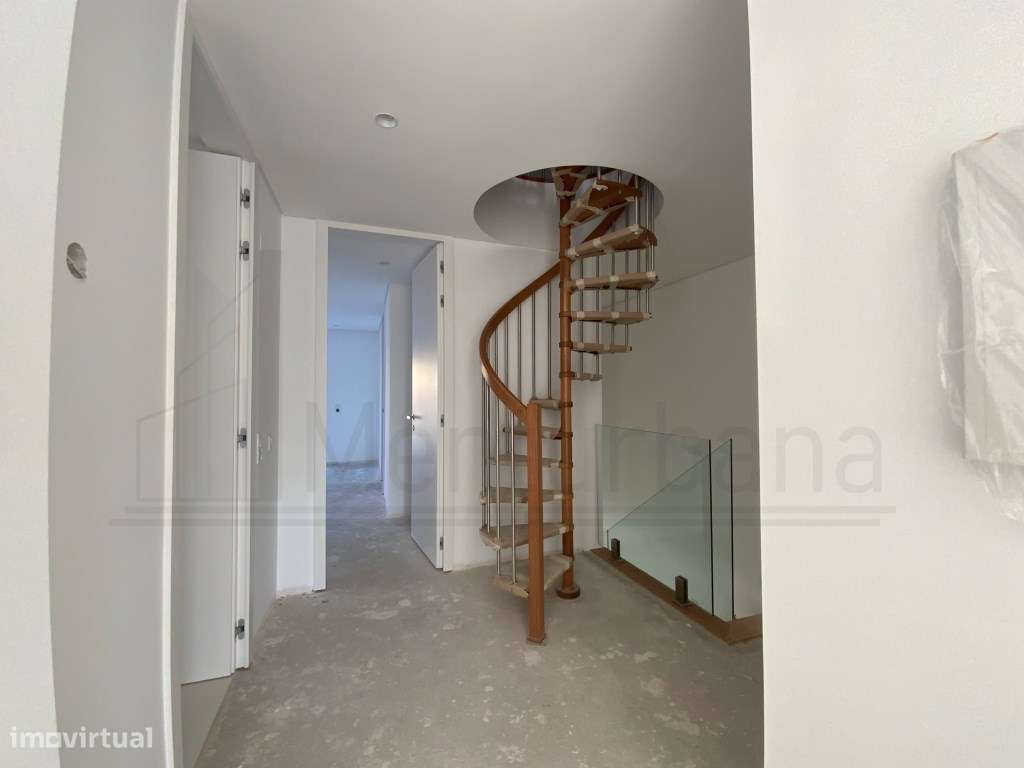 MORADIA T4 EM CONDOMÍNIO COM PISCINA - ESTORIL-20