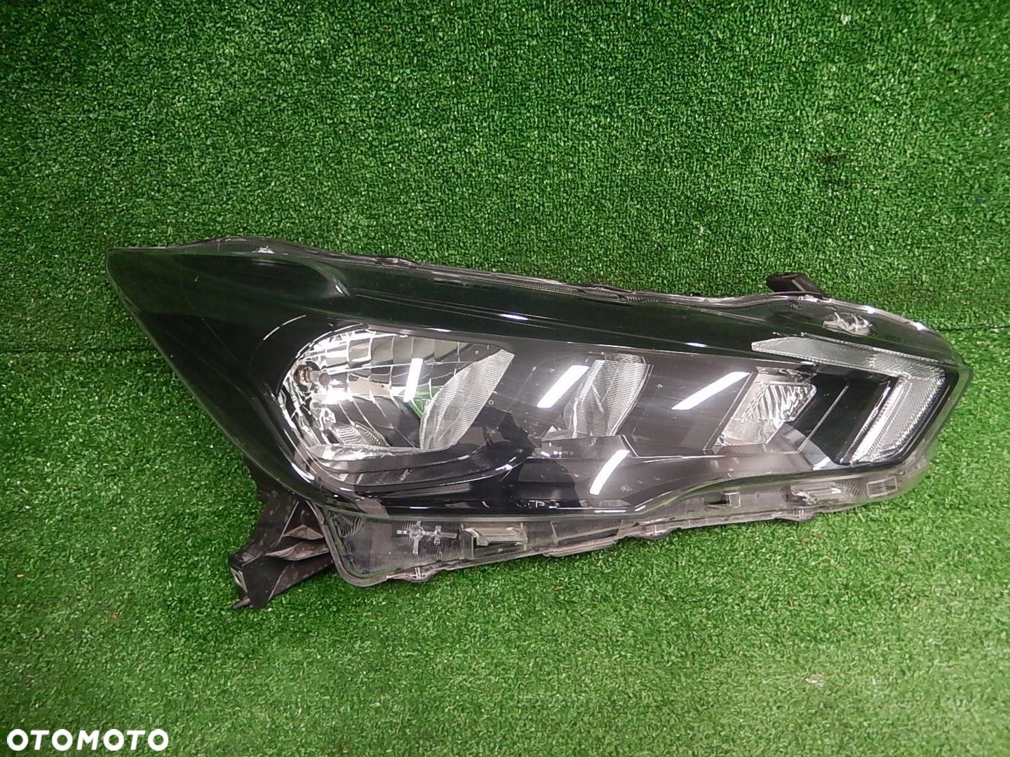 LAMPA PRZÓD PRAWA NISSAN MICRA K14 CIEMNA 2017 - 1