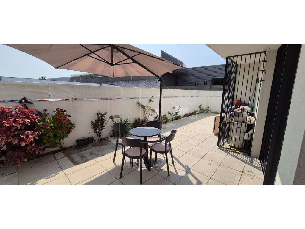 Apartamento T2 com Terraço de 45 m² em São Bernardo-0