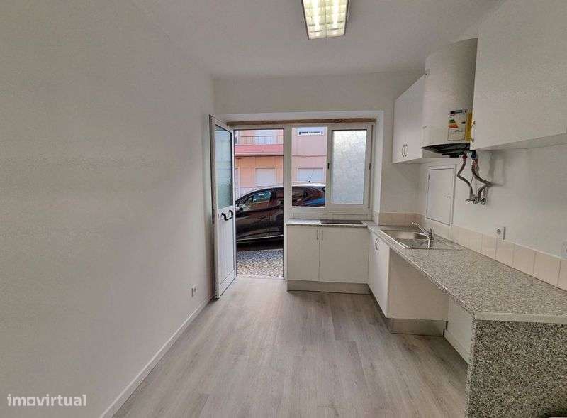 Arrenda Pequeno studio para moradia ou fins comerciais - Grande imagem: 2/2