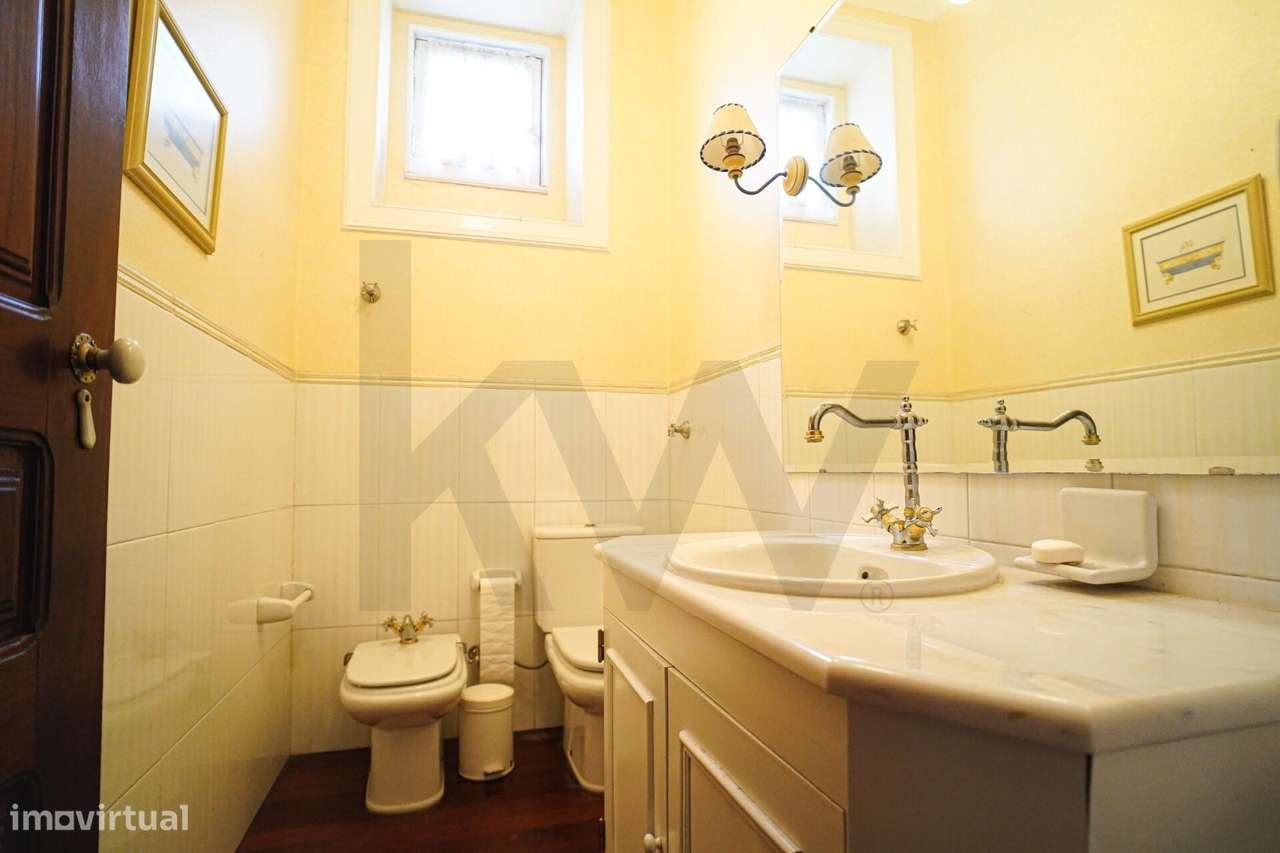 Palacete único dos anos 30 do séc. XX ergue-se no coração de Alcanena-39