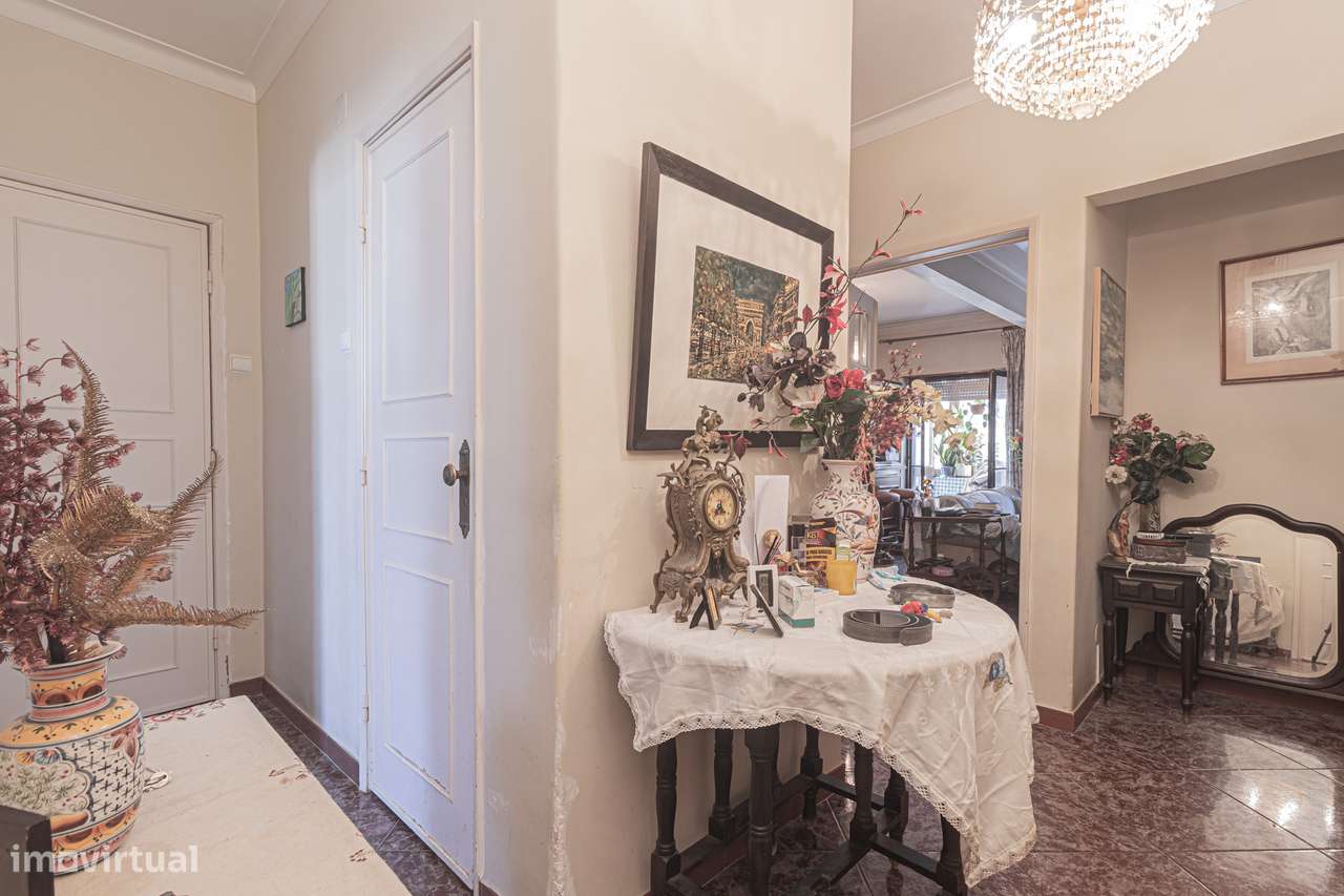 Apartamento T4 transformado em T3 no Laranjeiro-17