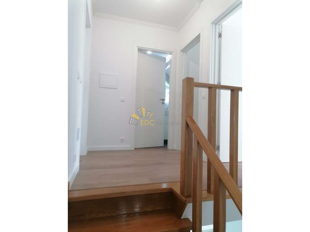 Moradia V3+1 Totalmente Remodelada no Centro da Ericeira e com vist...-32