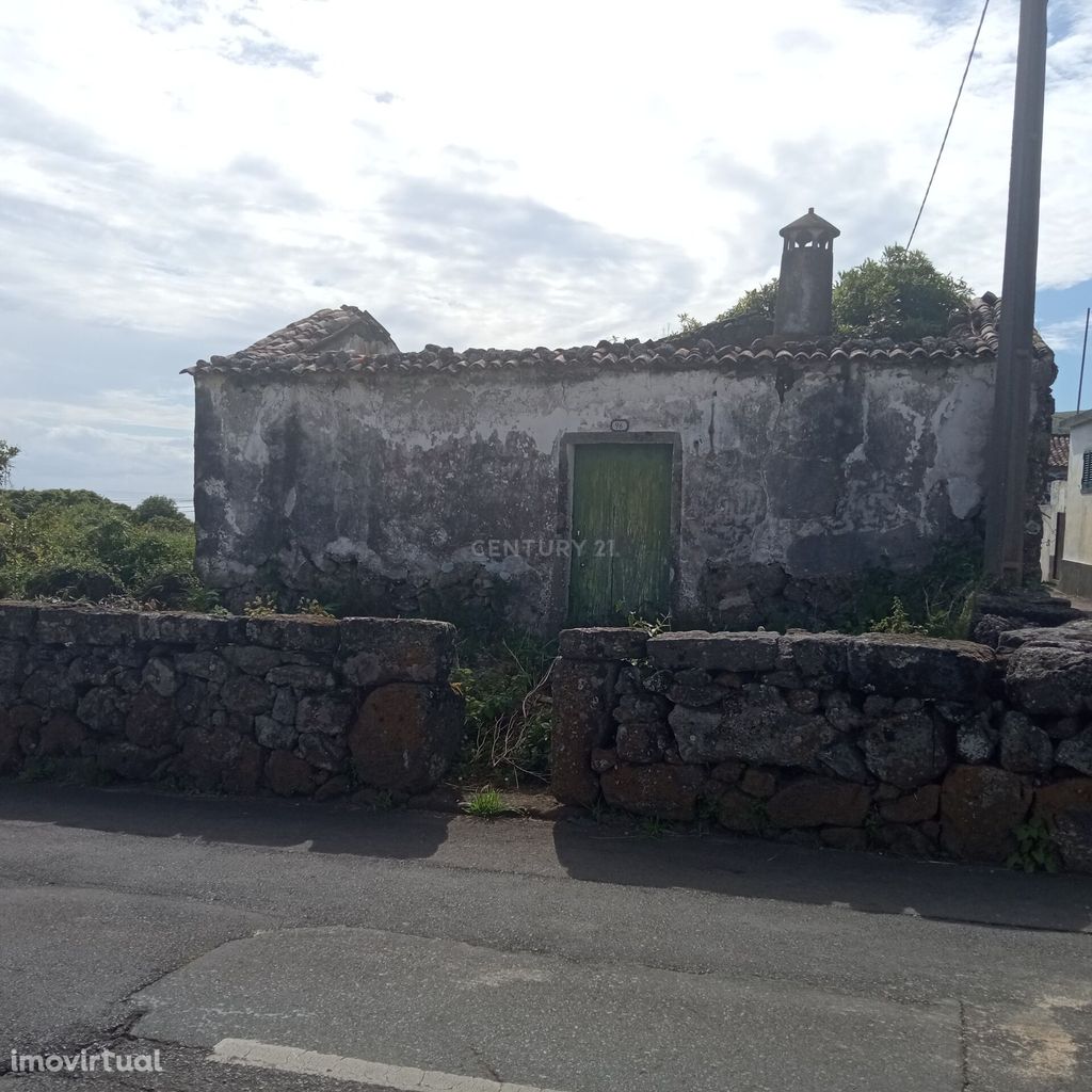 Ruína para reabilitação com quintal e 1 pasto na ilha Graciosa