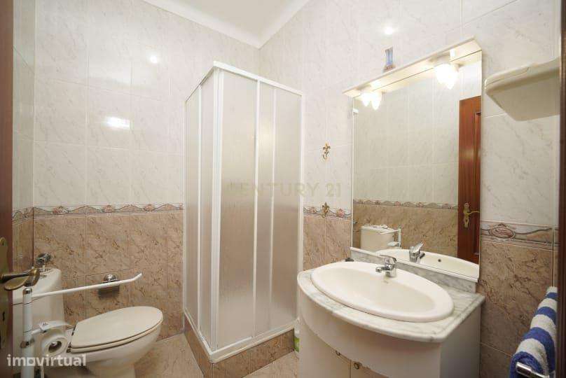 Espetacular Moradia em Setúbal com Jardim e Garagem-18