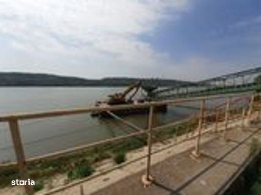 Oltenita - teren pe malul Dunarii cu chei betonat si ponton pt barje
