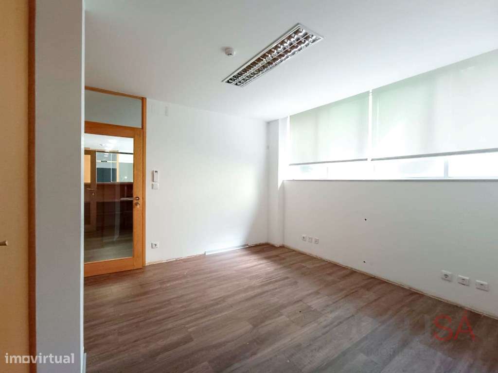 Loja com 581m2 com várias salas, copa e casas de banho com balneári... - Grande imagem: 4/37