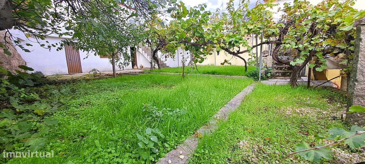 Moradia T5 com garagem e jardim em Miranda do Douro-54