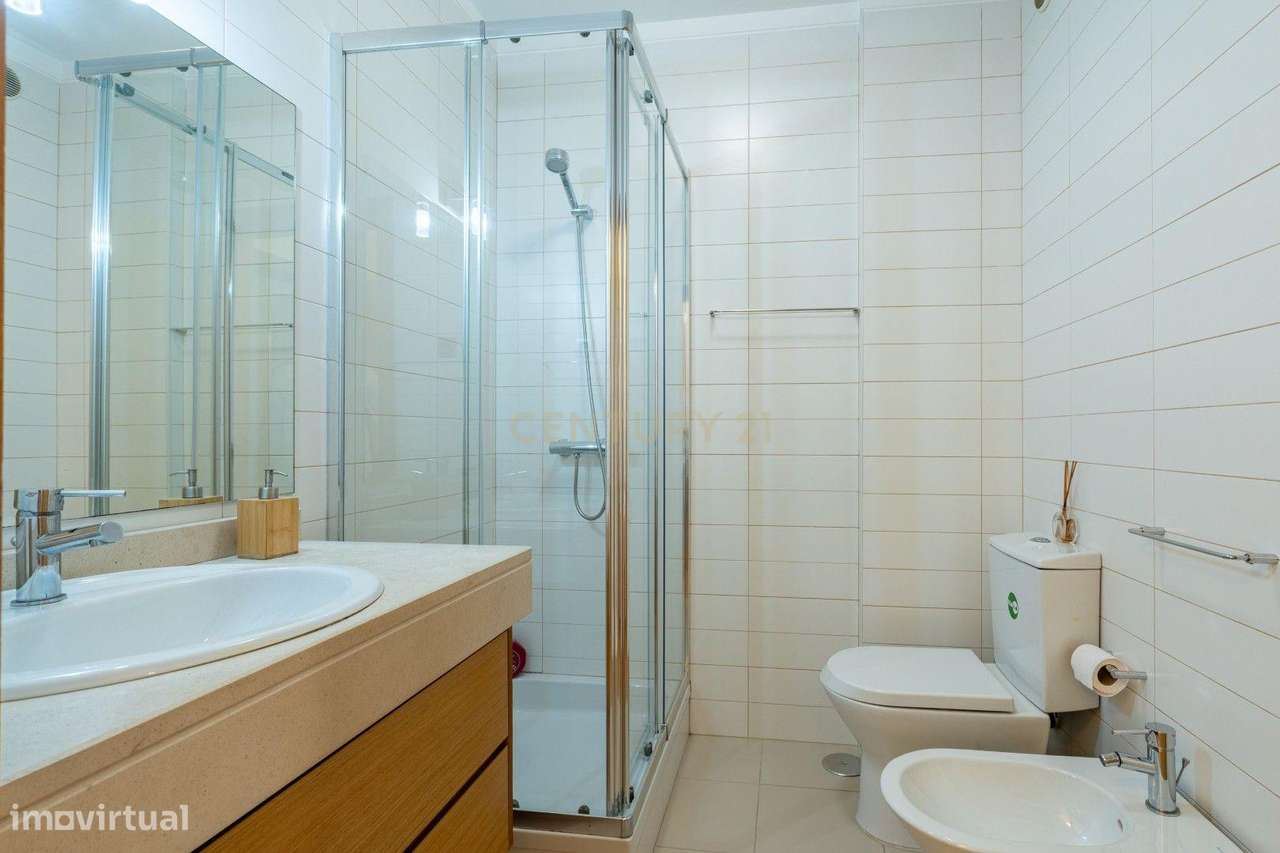 Excelente Apartamento T2 com elevador e garagem-8