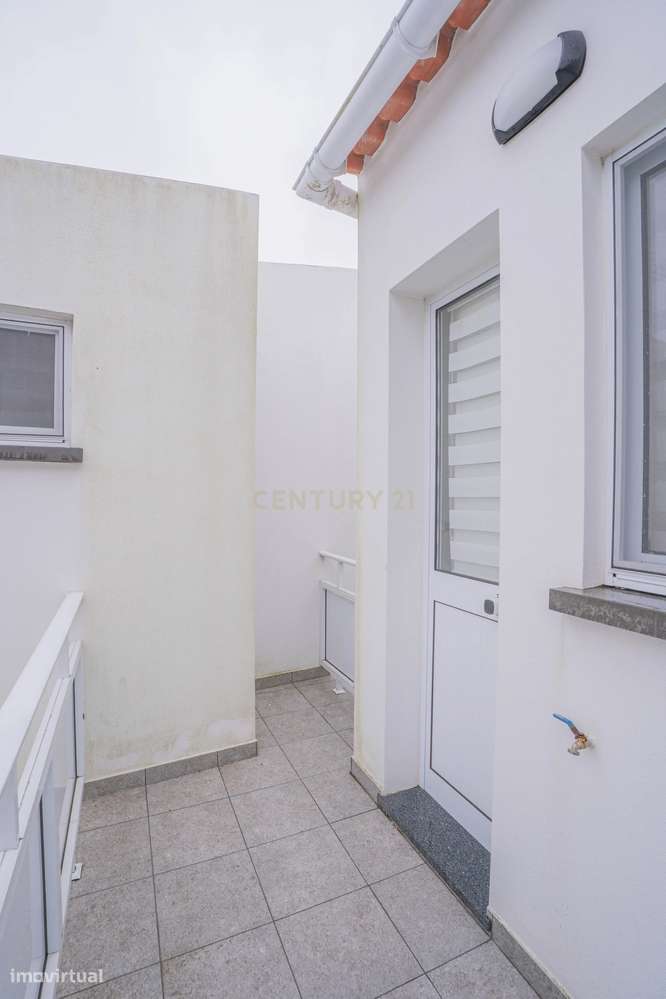 Oportunidade Única: T3 + T2 com Excelente Potencial-9