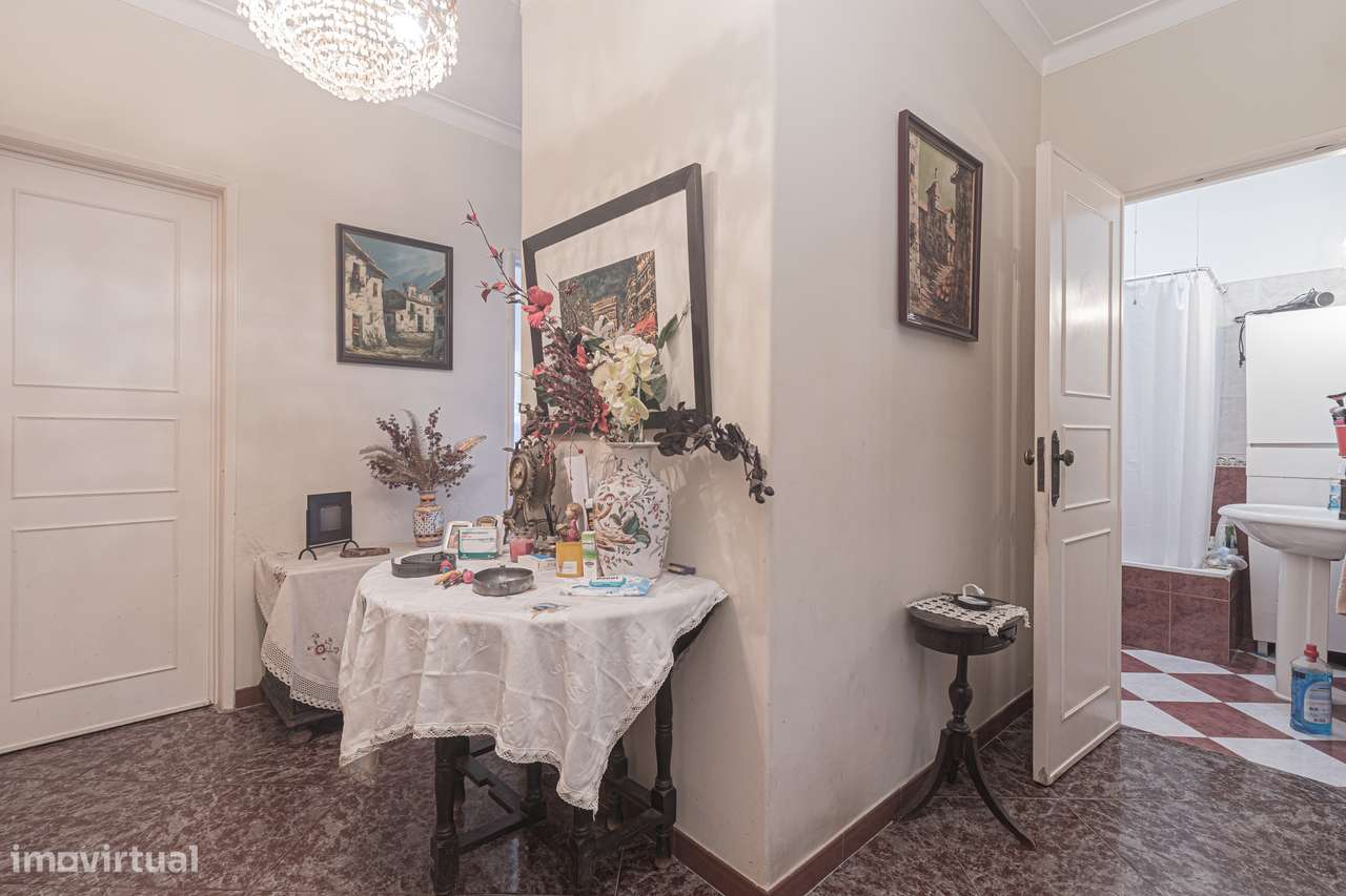 Apartamento T4 transformado em T3 no Laranjeiro-16