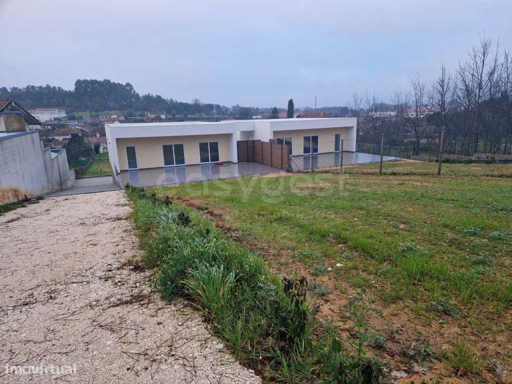 Moradia T3 Nova com lagradouro, situada em Mogofores, Anadia-11