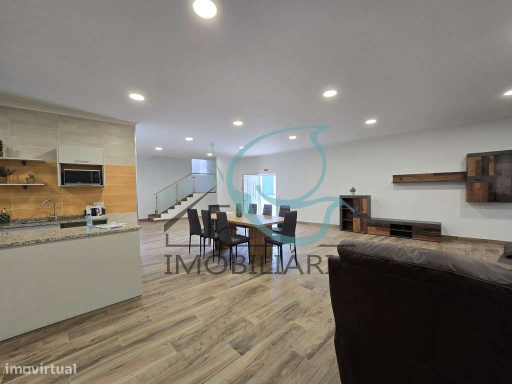 EXCLUSIVO - Excelente moradia de 2 pisos, com licença AL-8