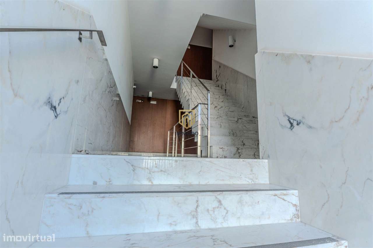 Apartamento T2 na Senhora da Hora, com duas garagens-28