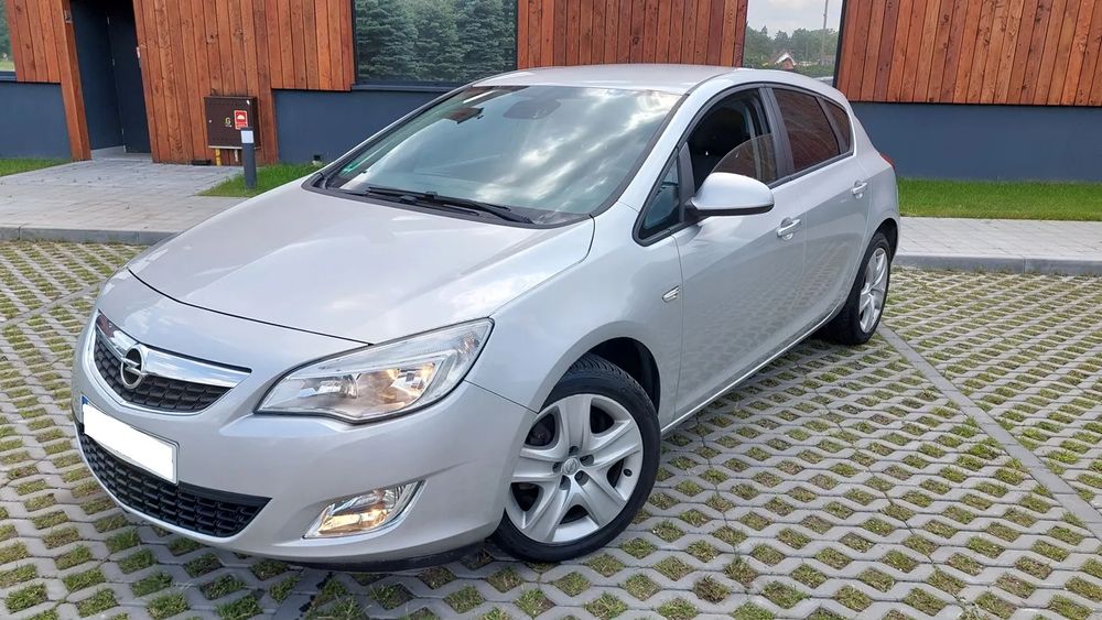 Opel Astra J 2011