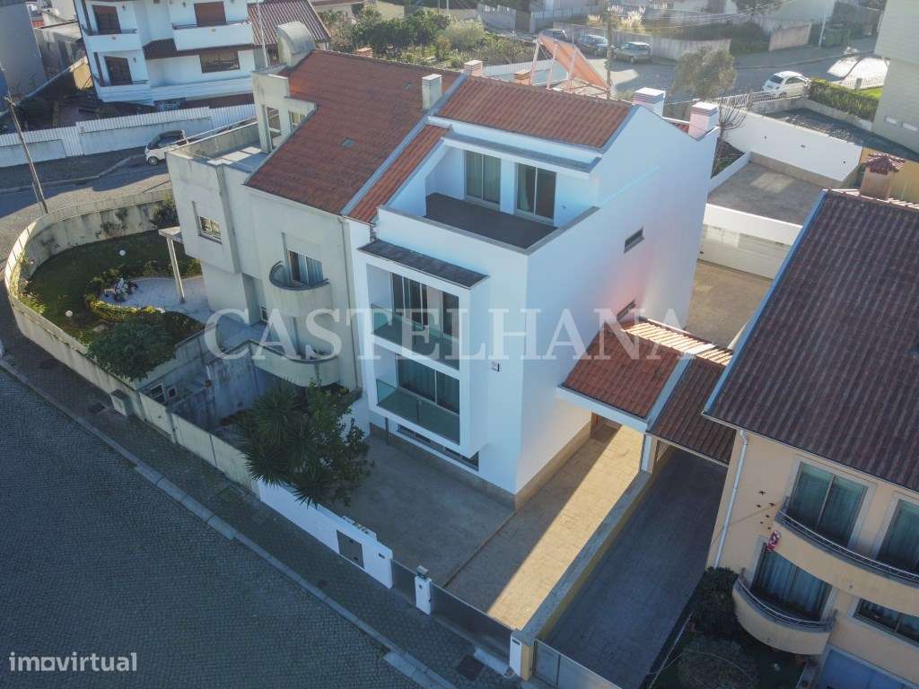 Moradia T4+1 com jardim, terraços e garagem privada, próxima a Mari...-42