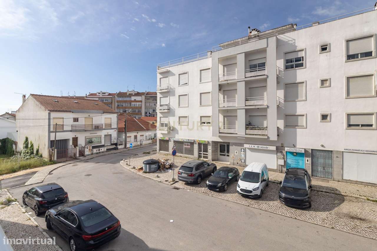 Magnifico T2, no Laranjeiro, perto do Alfeite, construção de 2002, pré-29