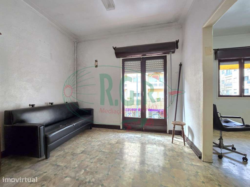 INVESTIMENTO - T5 Entrada Independente | Garagem | Peq. Quintal | C... - Grande imagem: 4/41