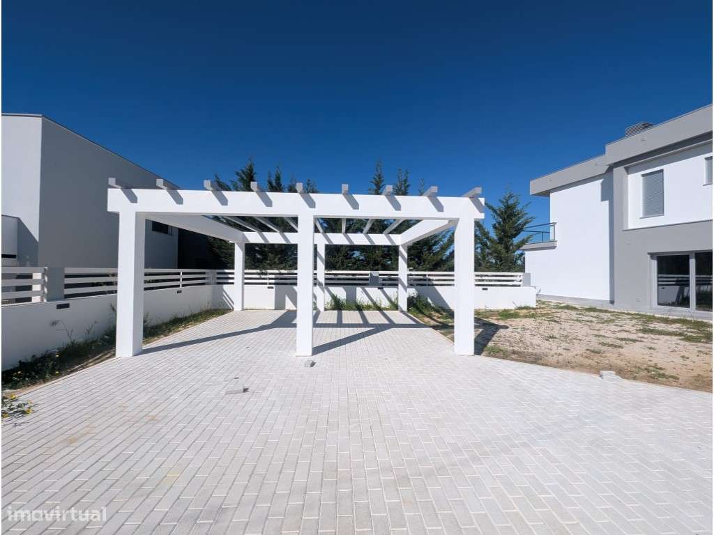 Moradia Isolada T4 com Piscina, Garagem e acabamentos de luxo na Br... - Grande imagem: 4/54