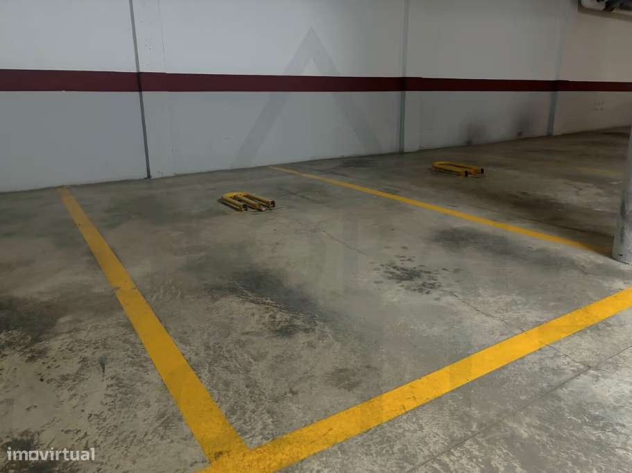 Garagem Espaçosa com Luz Natural em Lisboa - Grande imagem: 3/3